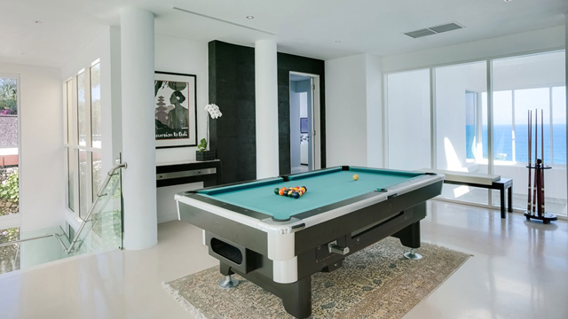 Grand Cliff Front Residence - Billiard table